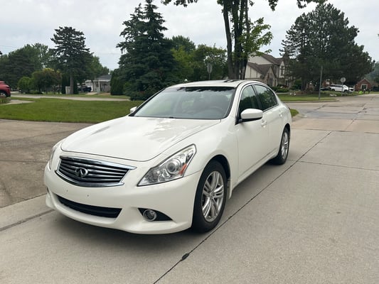 2013 INFINITI G37 x